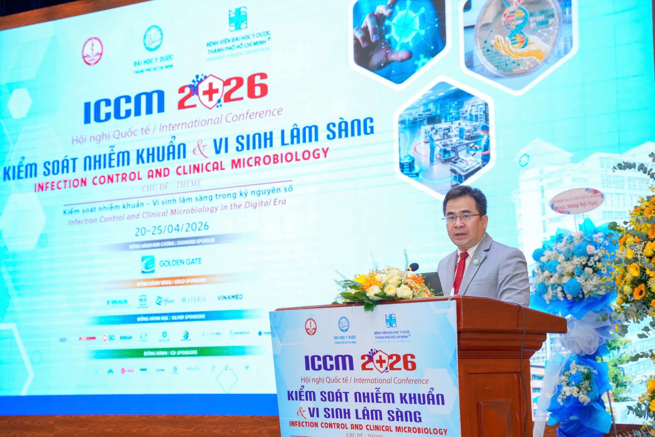 PGS TS BS. Ngô Quốc Đạt – Hiệu trưởng Đại học Y Dược TP. Hồ Chí Minh phát biểu tại Hội nghị Quốc tế Kiểm soát nhiễm khuẩn và Vi sinh lâm sàng (ICCM 2026).jpg